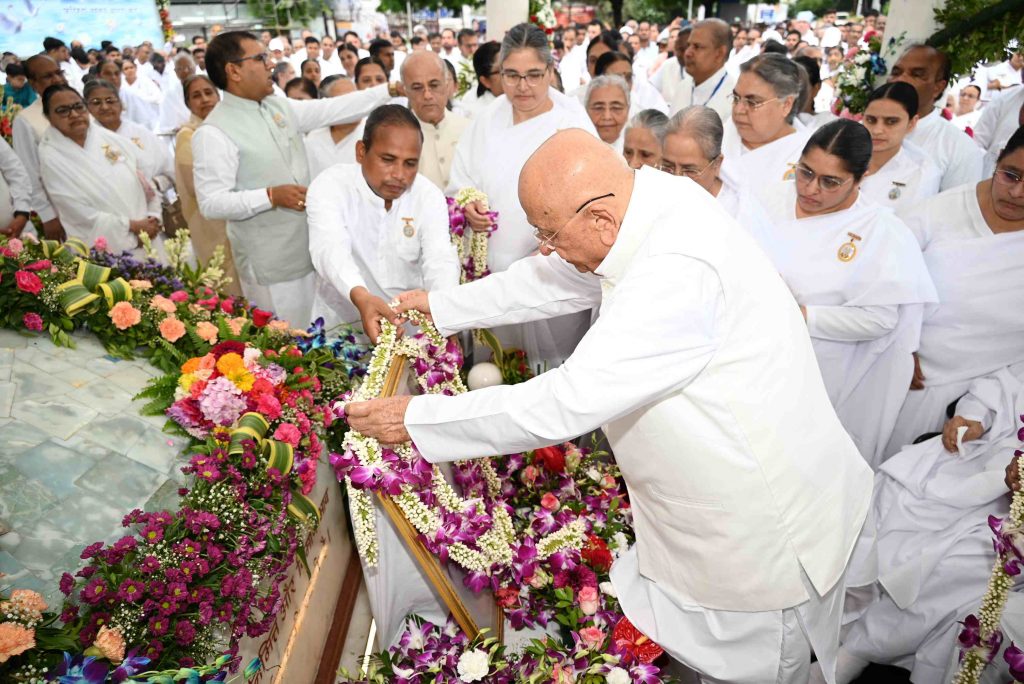 Dadi Prakashmani's 17th Ascension Anniversary was celebrated as World Brotherhood Day -10,000 people paid floral tribute to Dadi ji